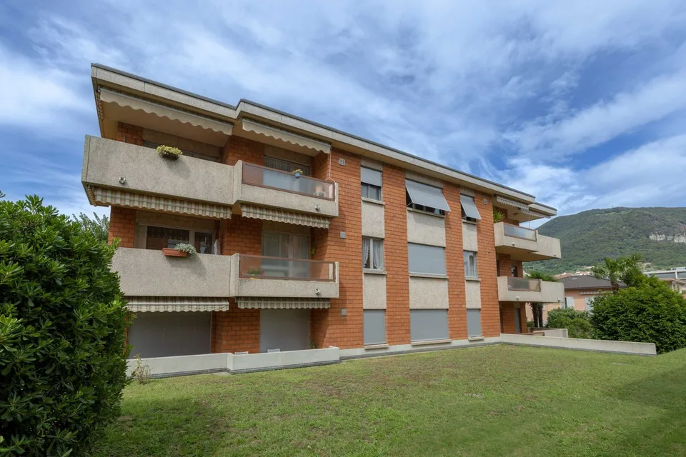 OCCASION - SPACIOUS 2.5 ROOM APARTMENT IN STRATEGIC LOCATION IN MENDRISIO