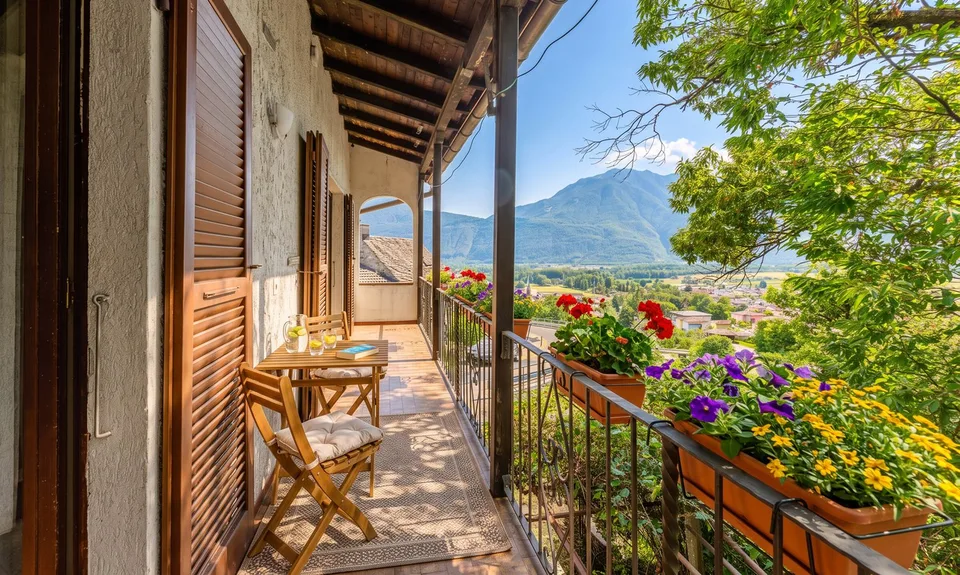 Beautiful Ticinese house with 5.5 rooms and lake view in Cugnasco