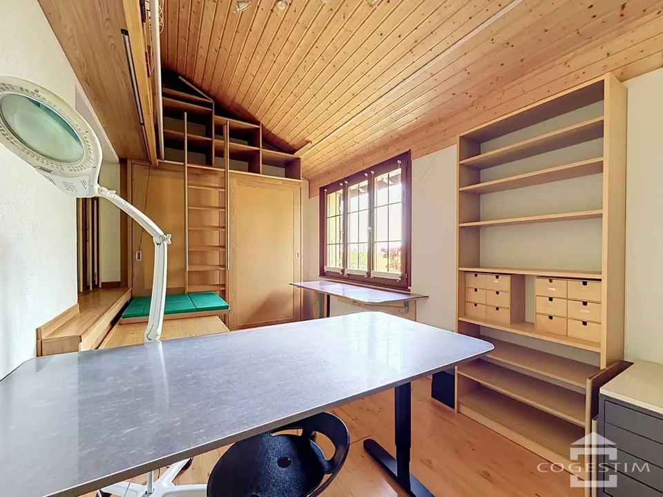 Grande maison individuelle dans son écrin de verdure