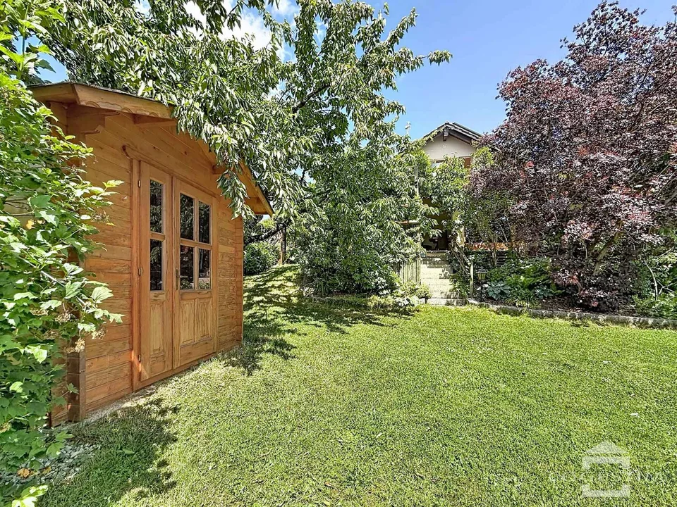Grande maison individuelle dans son écrin de verdure