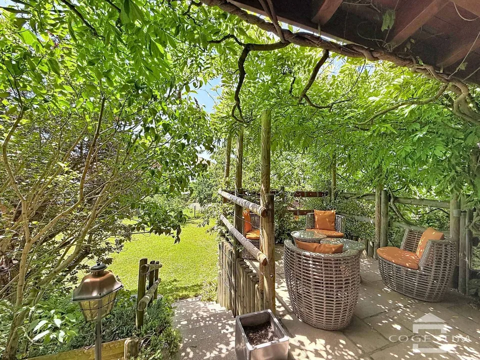 Grande maison individuelle dans son écrin de verdure