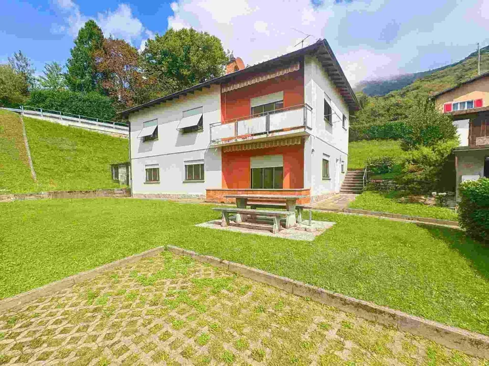 NELLA SPLENDIDA CAPRIASCA INCORNICIATA NEL VERDE