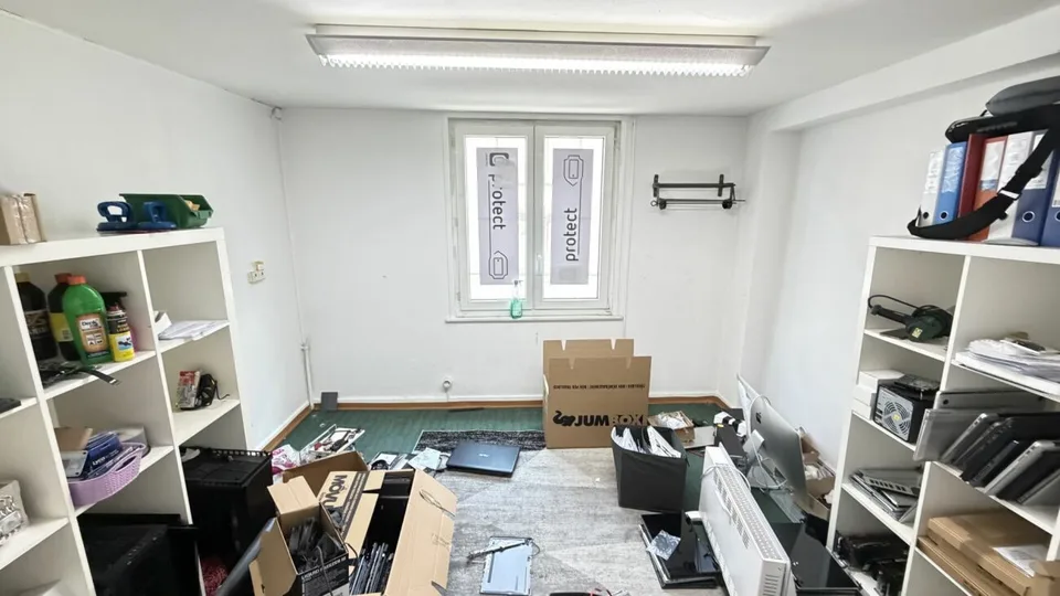 LOCAL COMMERCIAL EXCLUSIF DANS UN EMPLACEMENT AAA - À QUELQUES PAS DE LA PLACE BARFÜSSER