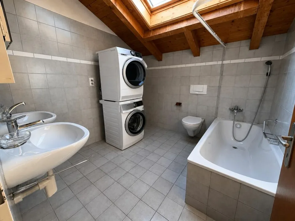 Ampio appartamento di 3 locali in mansarda con torre di lavaggio privata