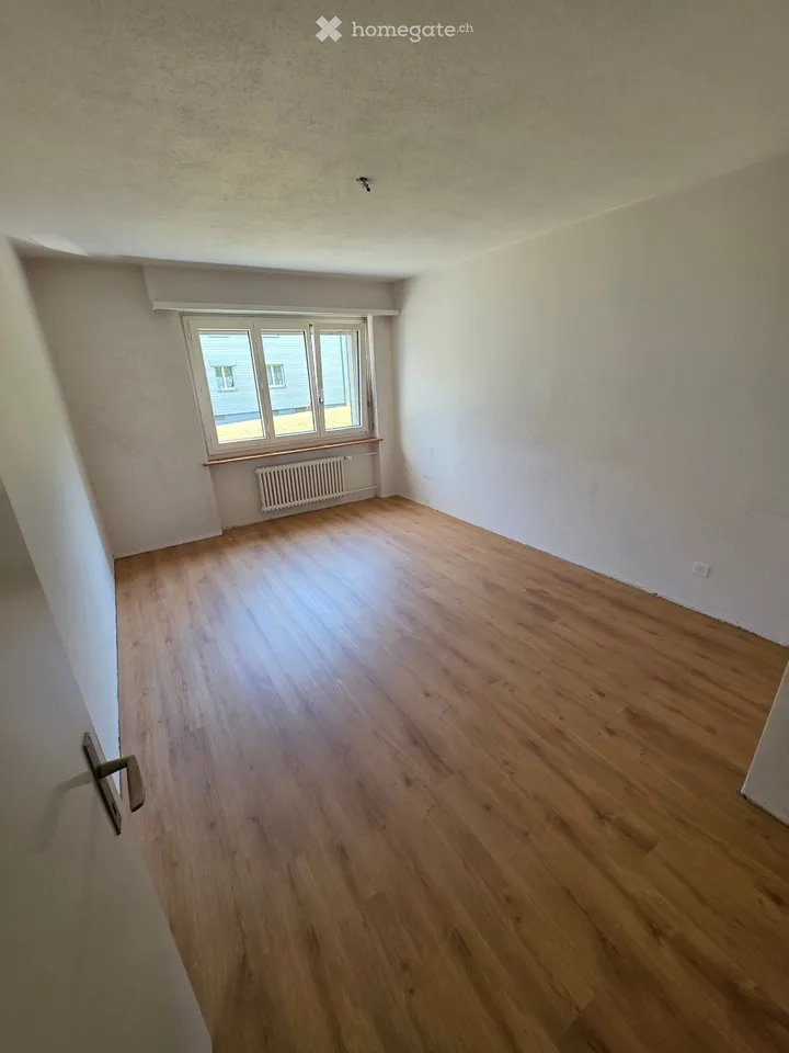 Ampio appartamento di 3,5 locali a Kilchberg ZH, appena ristrutturato e ritinteggiato.