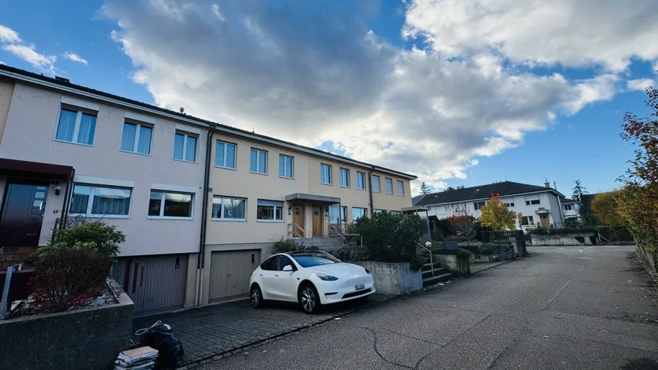 5.5-Zimmer-Reihenhaus mit Garten und Garage - sanierungsbedürftig