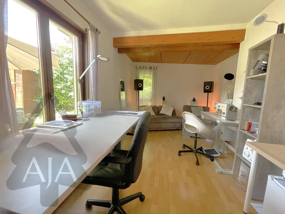Marin-Epagnier (Latena, à deux pas du Lac), très belle villa ind. de 5,5 p. avec jardin