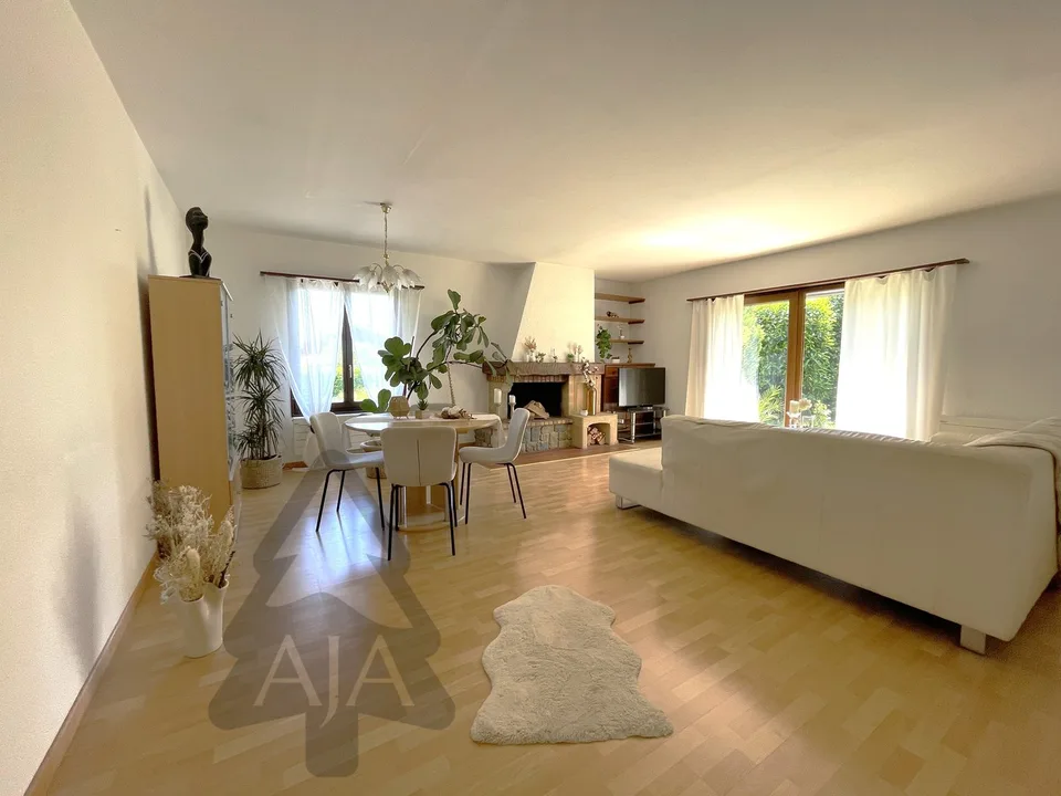 Marin-Epagnier (Latena, à deux pas du Lac), très belle villa ind. de 5,5 p. avec jardin