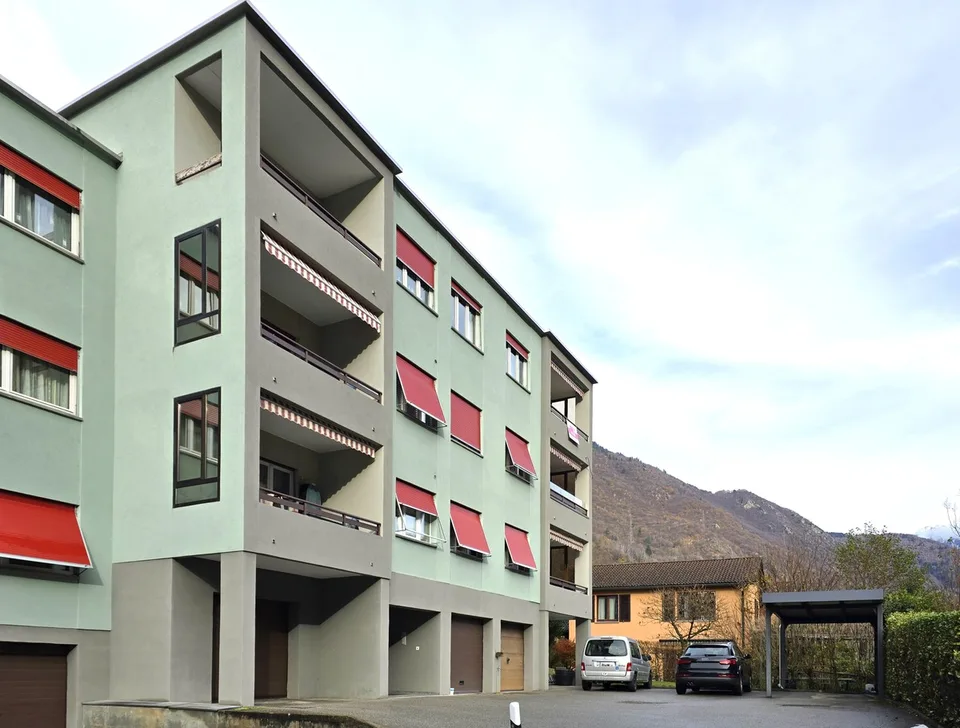 Grand appartement 5,5 pièces au troisième et dernier étage avec terrasse panoramique couverte.