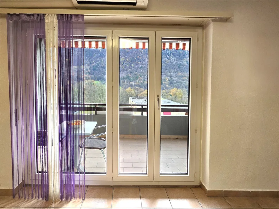 Grand appartement 5,5 pièces au troisième et dernier étage avec terrasse panoramique couverte.
