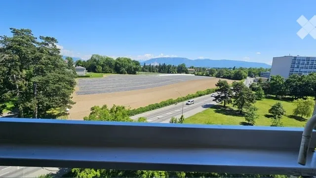 Appartement 3.5 pièces et grande  terrasse à Meyrin avec parking privé et cave