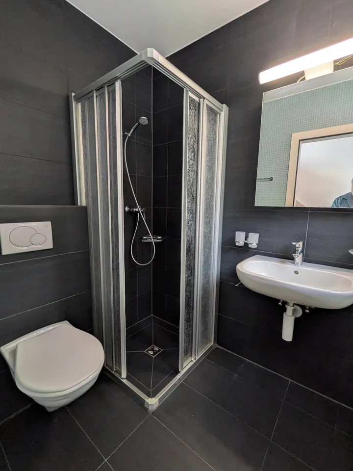 Grande duplex di 6.5 locali con vista panoramica sul lago e le Alpi, giardino privato