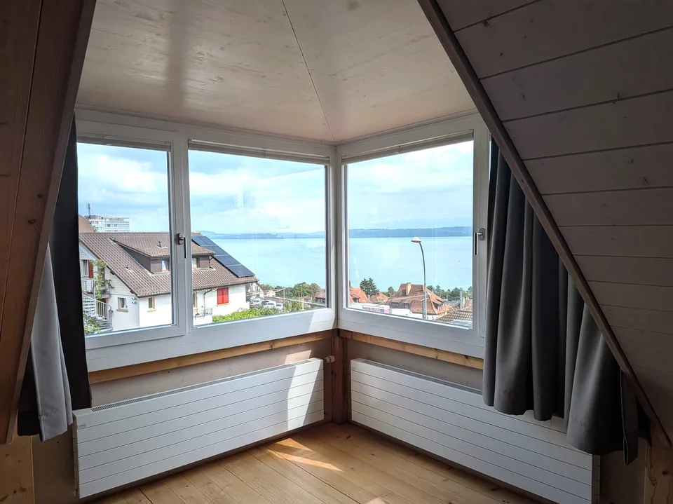 Grande duplex di 6.5 locali con vista panoramica sul lago e le Alpi, giardino privato
