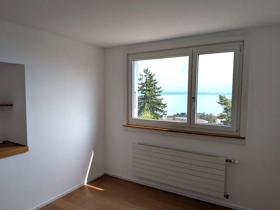 Grande duplex di 6.5 locali con vista panoramica sul lago e le Alpi, giardino privato
