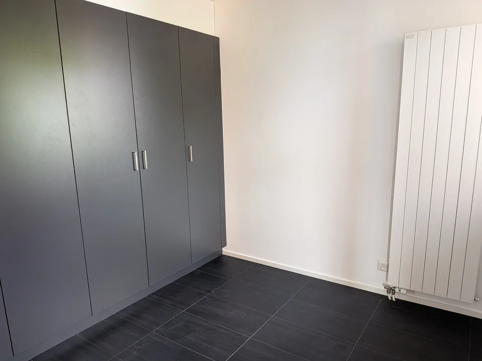 Grande duplex di 6.5 locali con vista panoramica sul lago e le Alpi, giardino privato