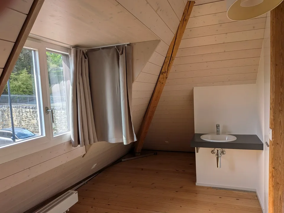 Grande duplex di 6.5 locali con vista panoramica sul lago e le Alpi, giardino privato