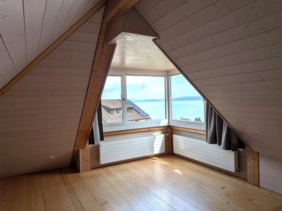 Grande duplex di 6.5 locali con vista panoramica sul lago e le Alpi, giardino privato