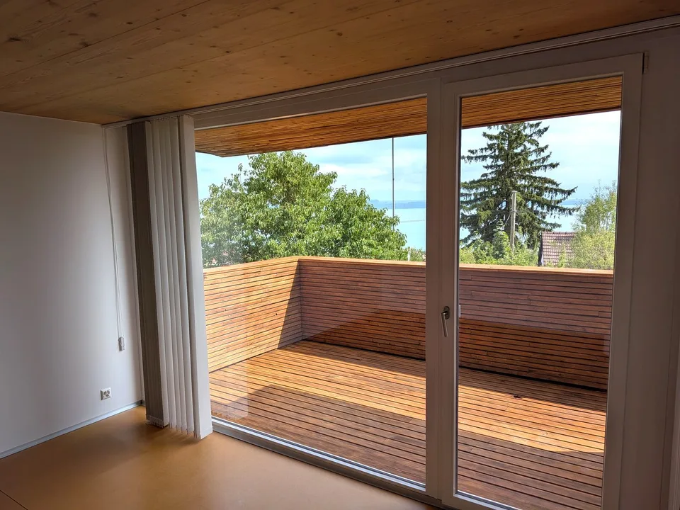 Grande duplex di 6.5 locali con vista panoramica sul lago e le Alpi, giardino privato