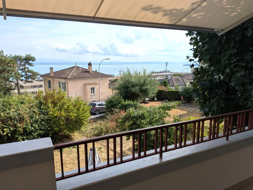 Grande duplex di 6.5 locali con vista panoramica sul lago e le Alpi, giardino privato