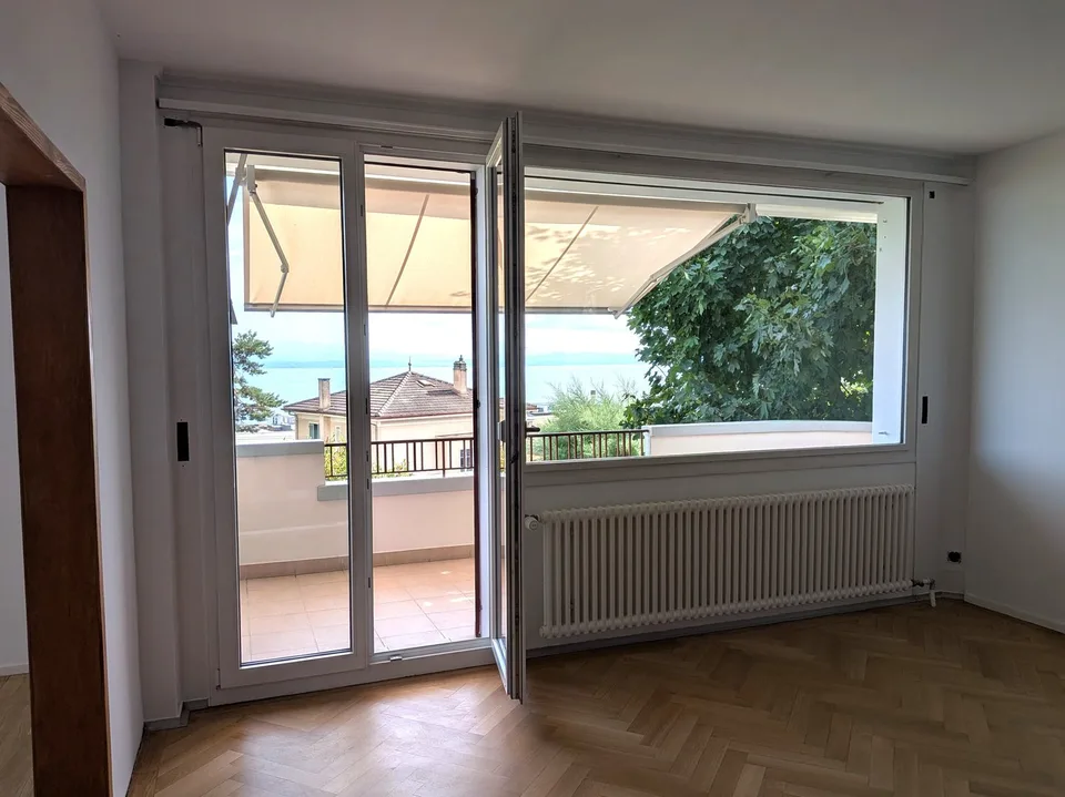 Grande duplex di 6.5 locali con vista panoramica sul lago e le Alpi, giardino privato