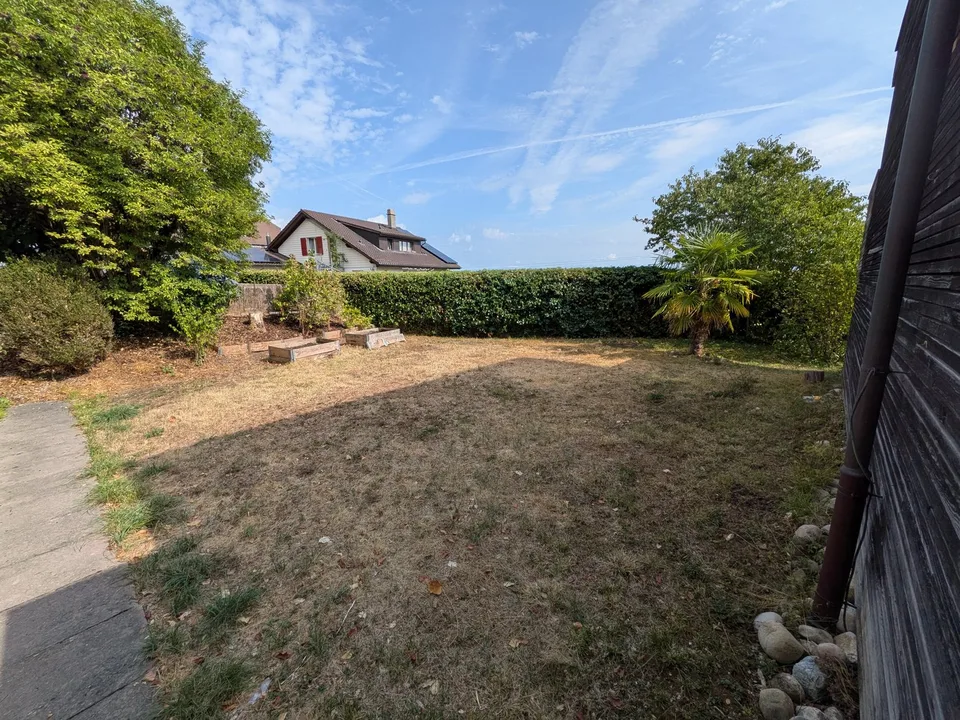 Grande duplex di 6.5 locali con vista panoramica sul lago e le Alpi, giardino privato