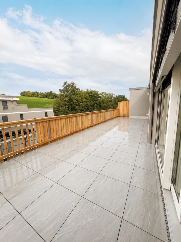 Attika von hohem Standard mit neuer Terrasse und 2 Suiten