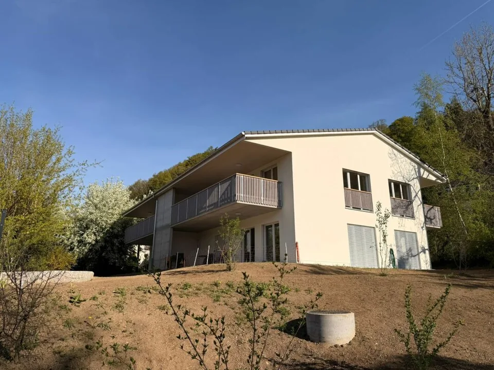 Erstbezug: sonnige 3.5 Zimmer-Wohnung mit Aussicht an ruhiger Lage