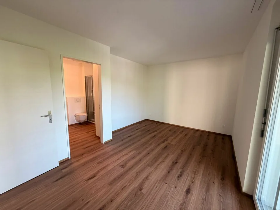 Erstbezug: sonnige 3.5 Zimmer-Wohnung mit Aussicht an ruhiger Lage