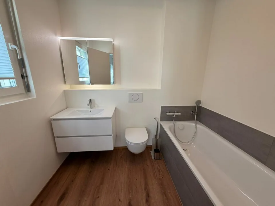 Erstbezug: sonnige 3.5 Zimmer-Wohnung mit Aussicht an ruhiger Lage