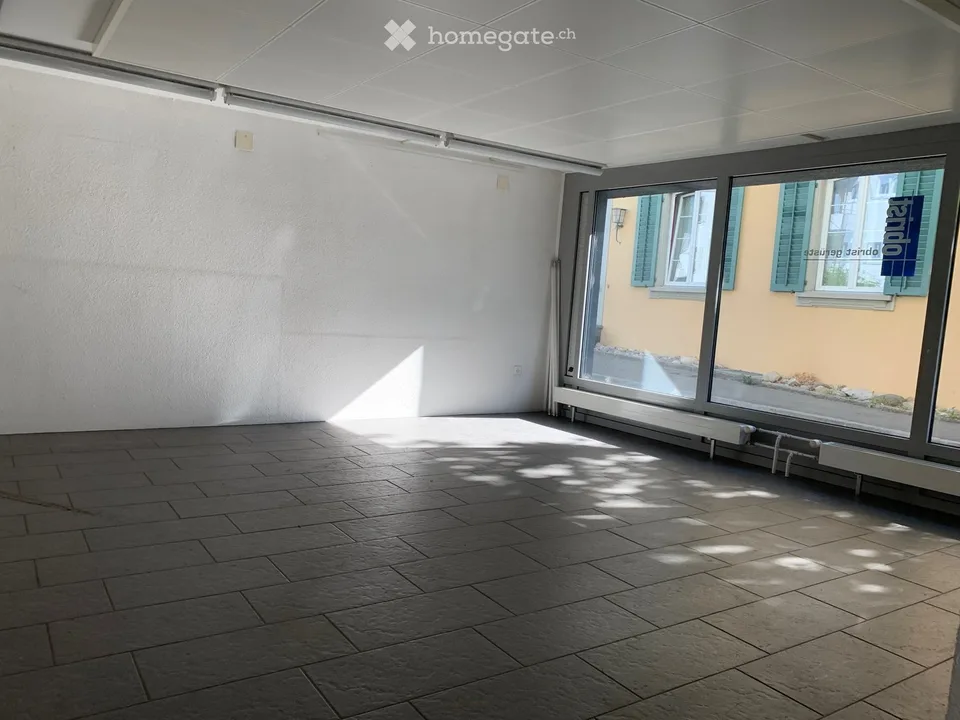 Espace commercial attractif dans un emplacement central à Lenzburg avec stockage au sous-sol
