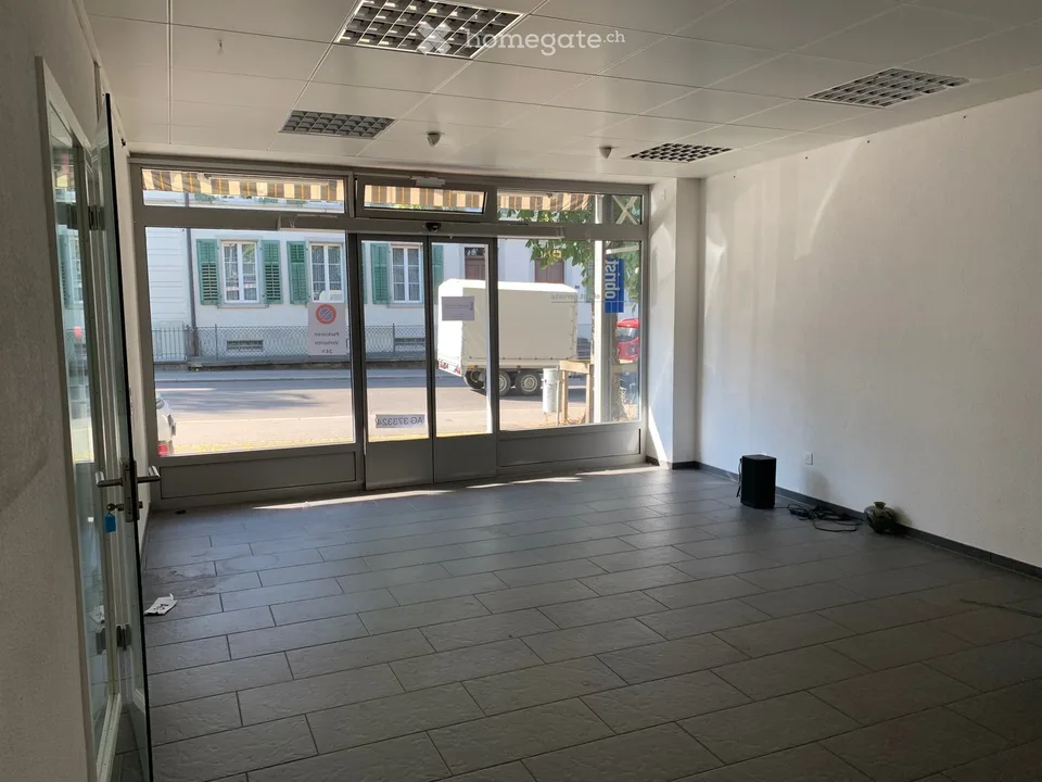 Espace commercial attractif dans un emplacement central à Lenzburg avec stockage au sous-sol