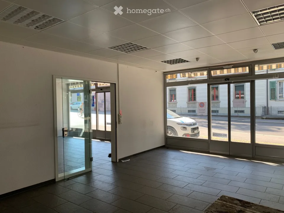 Espace commercial attractif dans un emplacement central à Lenzburg avec stockage au sous-sol