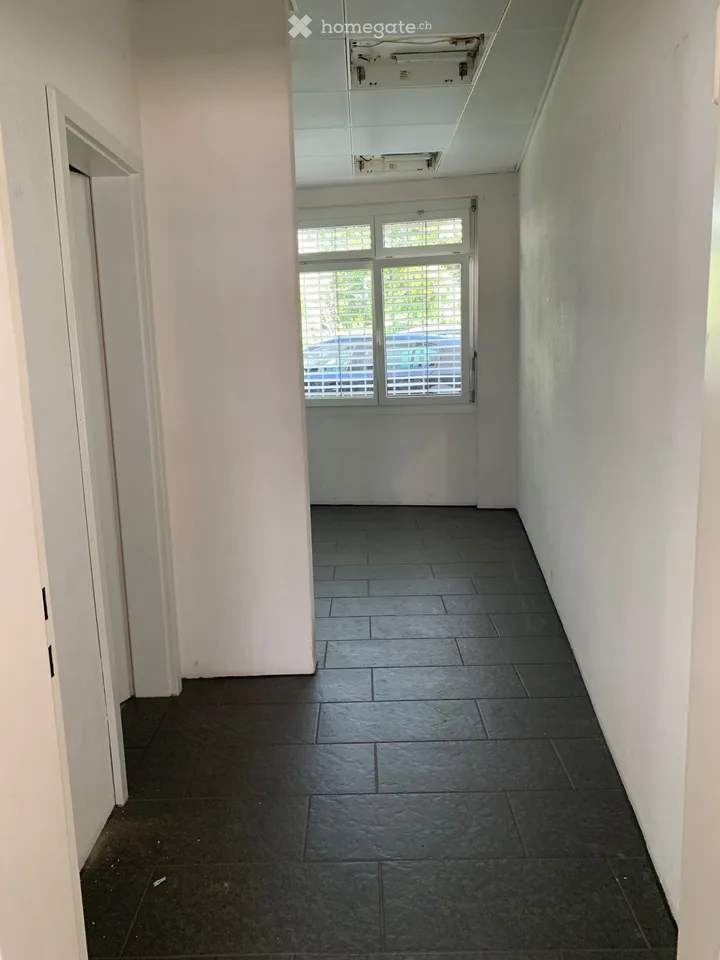 Espace commercial attractif dans un emplacement central à Lenzburg avec stockage au sous-sol
