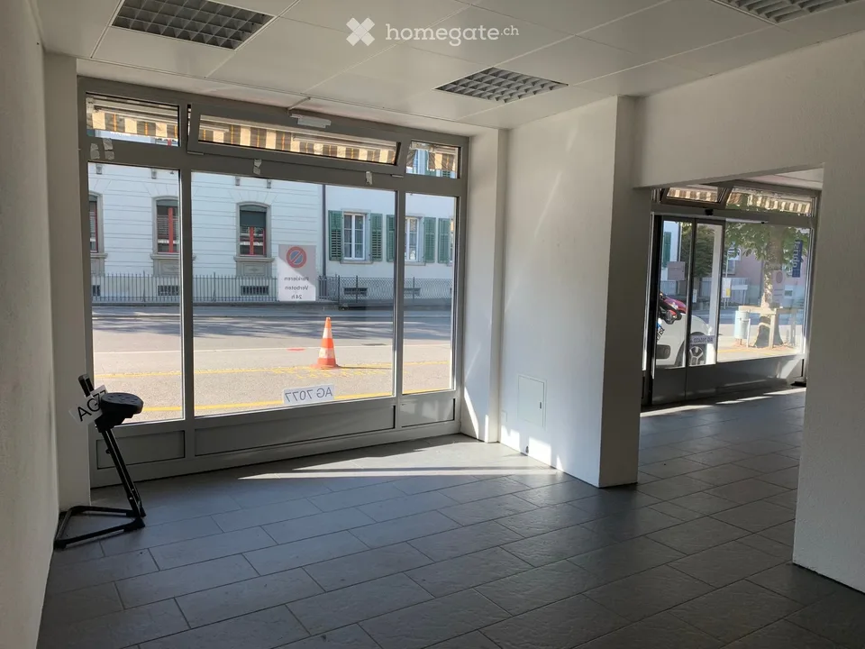 Espace commercial attractif dans un emplacement central à Lenzburg avec stockage au sous-sol