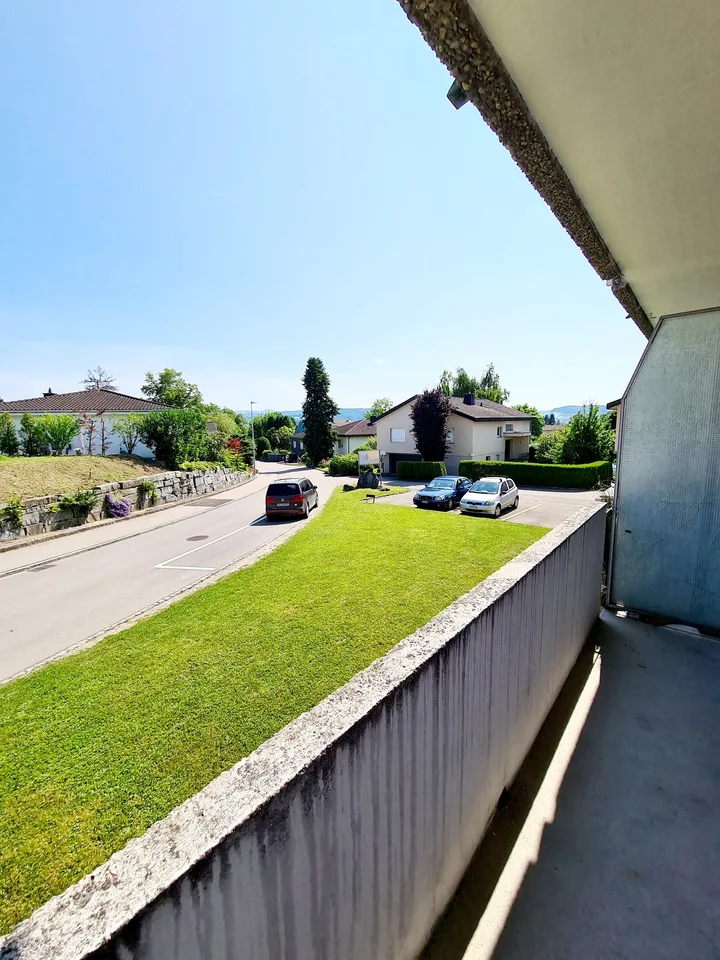 Appartement simple avec balcon *cuisine moderne neuve*