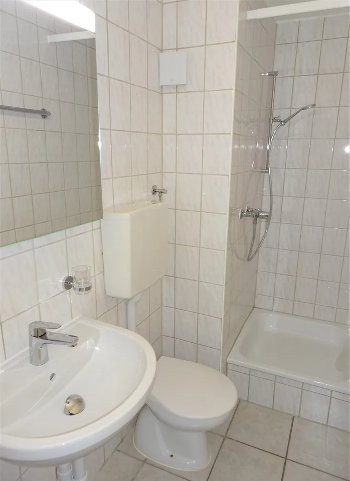 Appartement simple avec balcon *cuisine moderne neuve*
