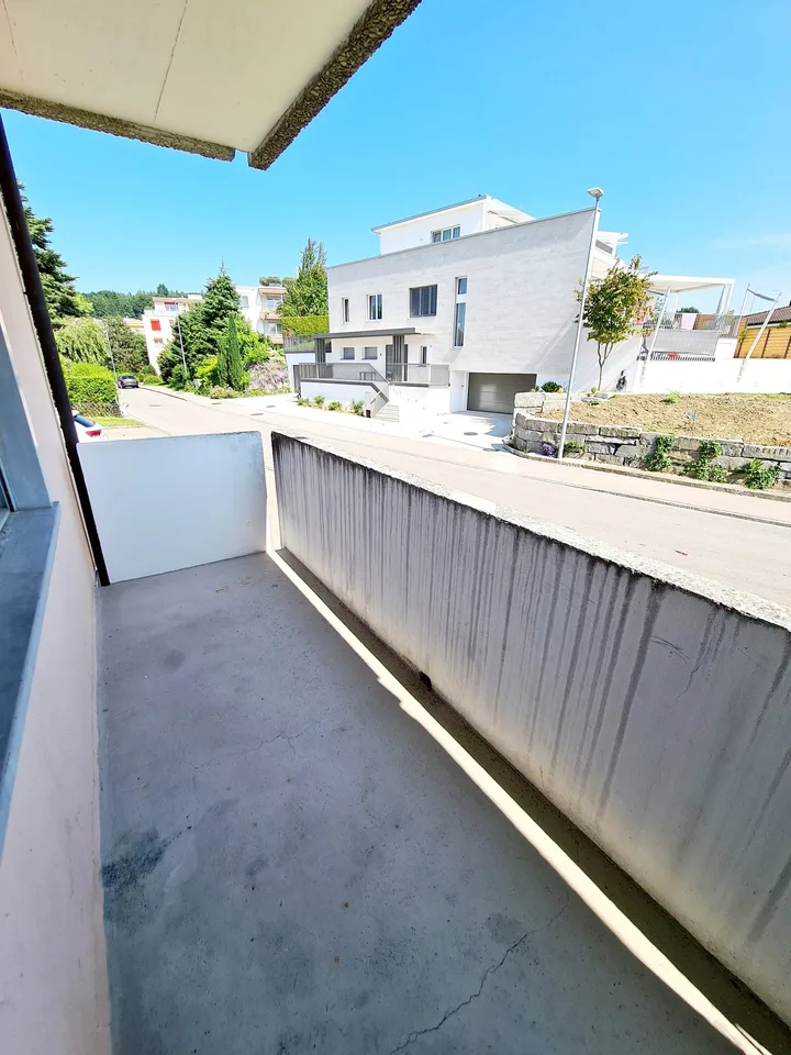 Appartement simple avec balcon *cuisine moderne neuve*