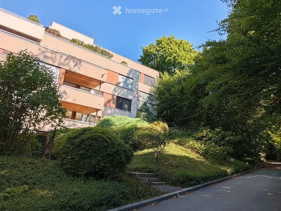 Charmante 2.5-Zimmer-Wohnung mit Balkon an ruhiger Lage in Zürich Hirslanden
