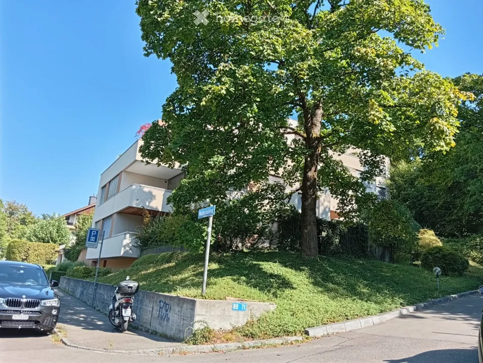 Charming 2.5-room apartment with balcony in a quiet location in Zurich Hirslanden