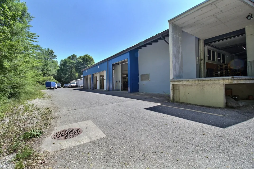 Bâtiment Industriel avec bureaux et appartements