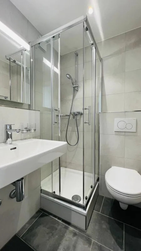 Neuwertige 2,5-Zimmerwohnung mit Balkon und Keller direkt am Bahnhof (1053)