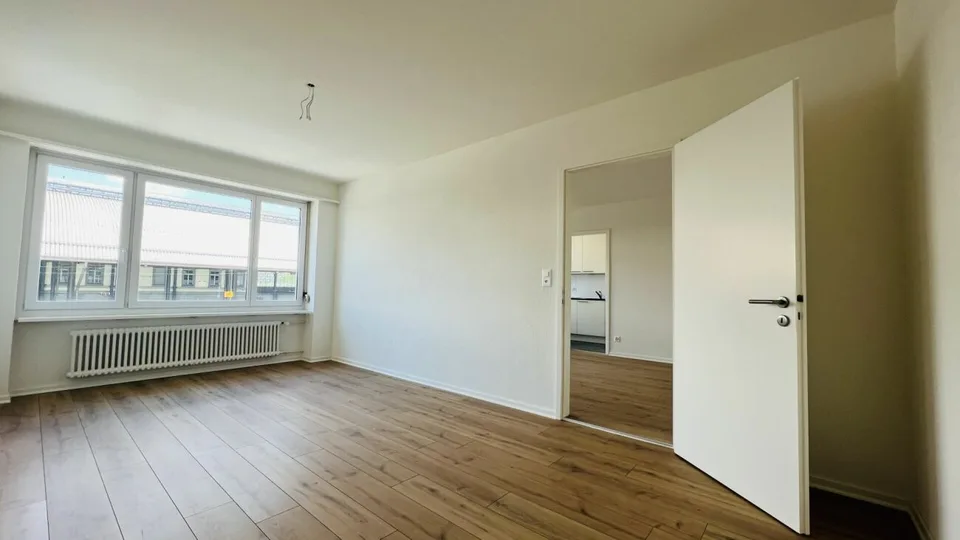 Neuwertige 2,5-Zimmerwohnung mit Balkon und Keller direkt am Bahnhof (1053)