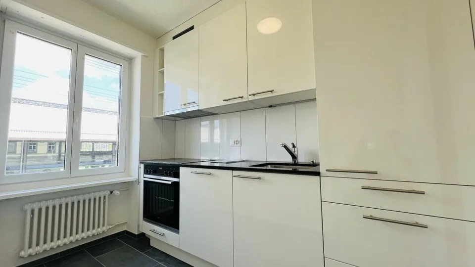 Neuwertige 2,5-Zimmerwohnung mit Balkon und Keller direkt am Bahnhof (1053)