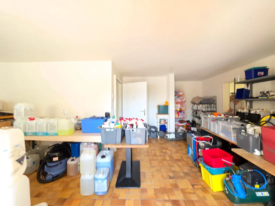 Praktisches Laden-/Bürolokal mit grosszügiger Fensterfront