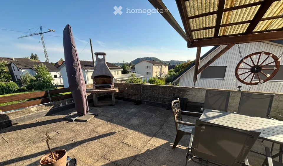 Ampio appartamento di 3,5 locali in un edificio storico | 118 m² | Balcone + Garage