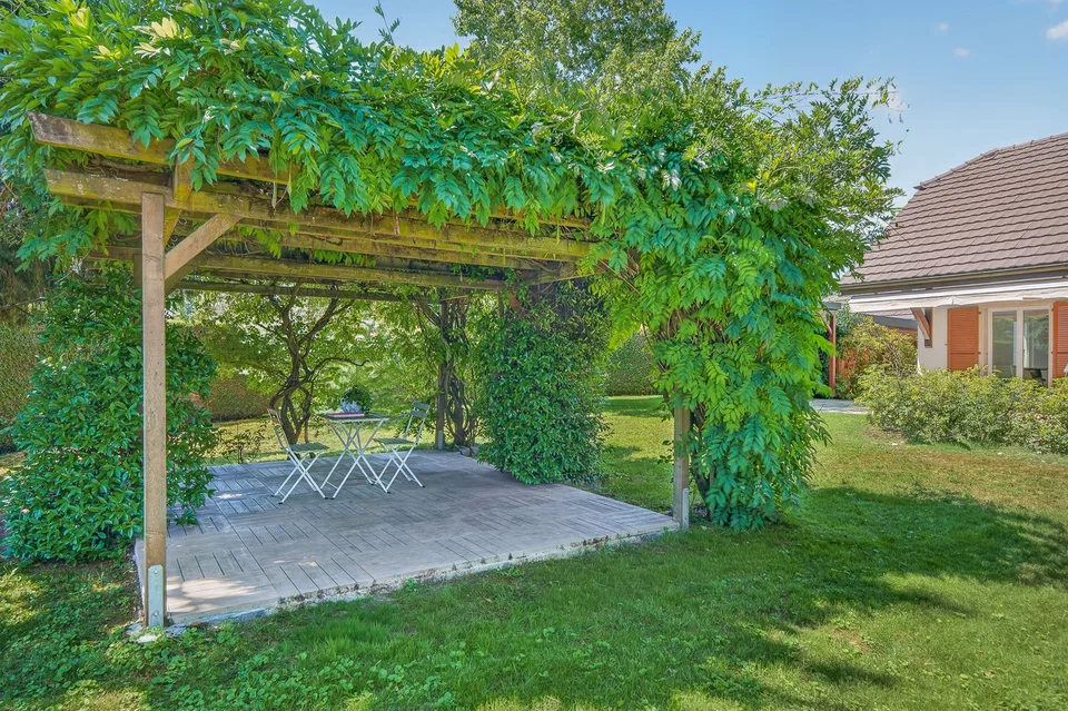 Einfamilienhaus mit 5.5 Zimmern in Coppet – Eleganz, Komfort und Natur
