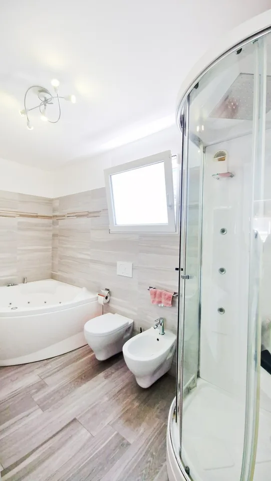 Maison indépendante moderne 6,5 pièces avec jardin et bain à remous