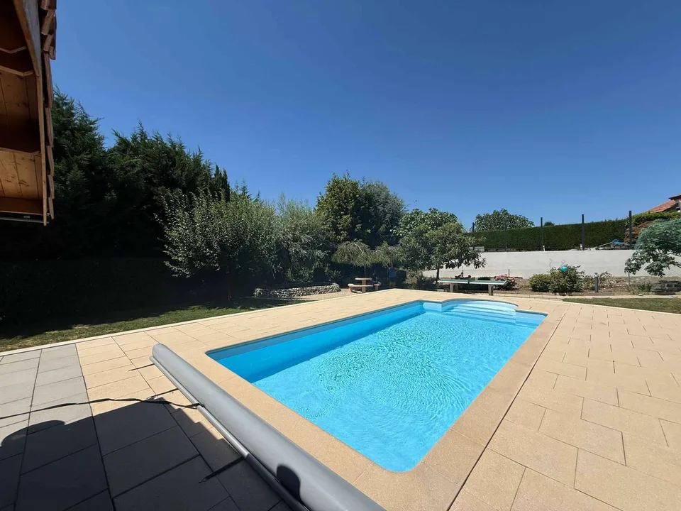Family villa with pool and open view near Lausanne