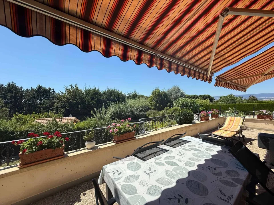 Family villa with pool and open view near Lausanne