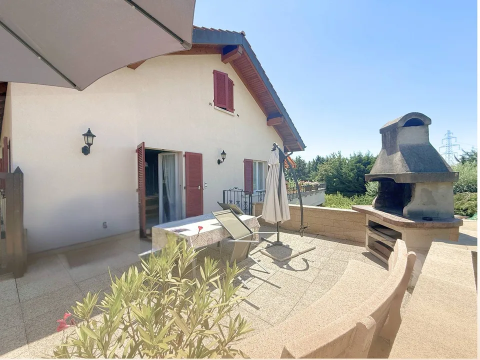 Family villa with pool and open view near Lausanne